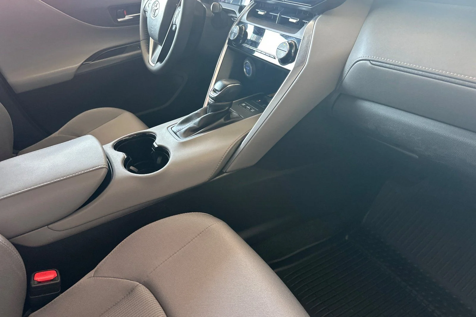 Used 2022 White Toyota LE image 21