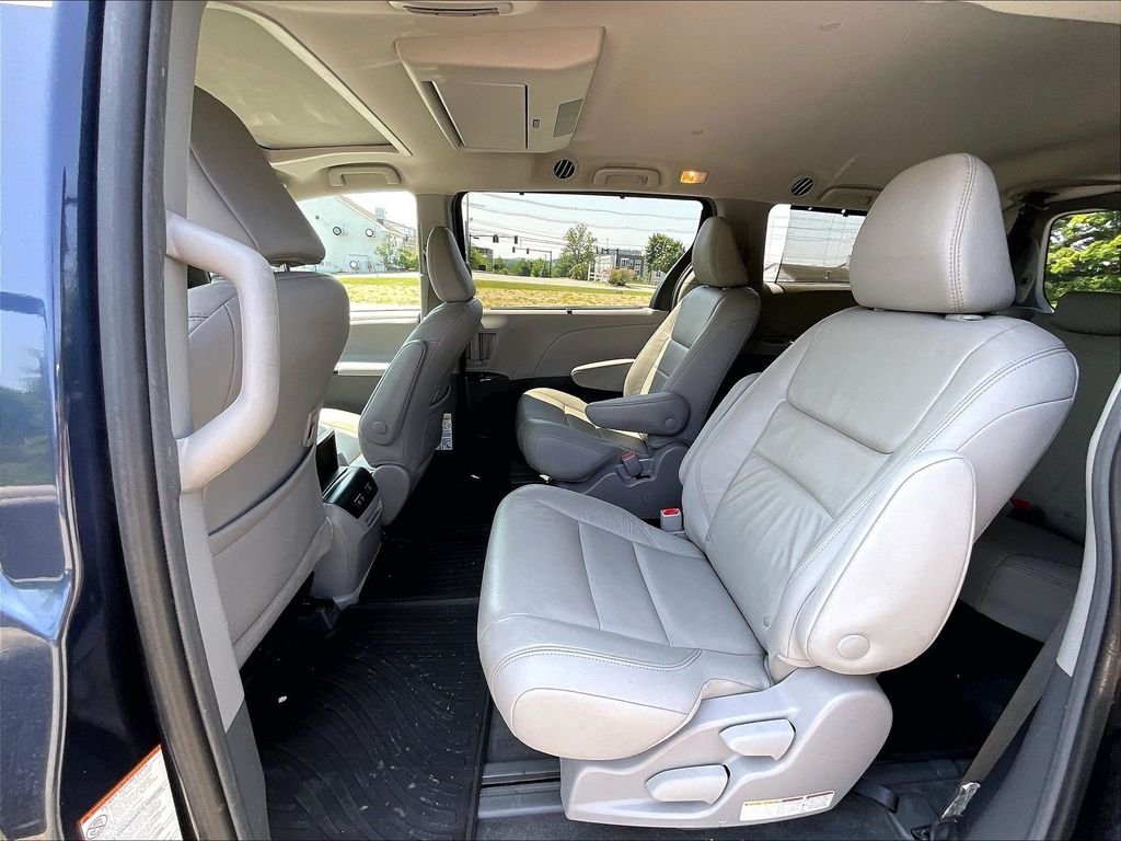 Used 2018 Beige Toyota XLE Premium image 15