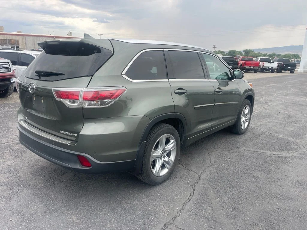 Used 2016 Jade Metallic Toyota Limited image 25