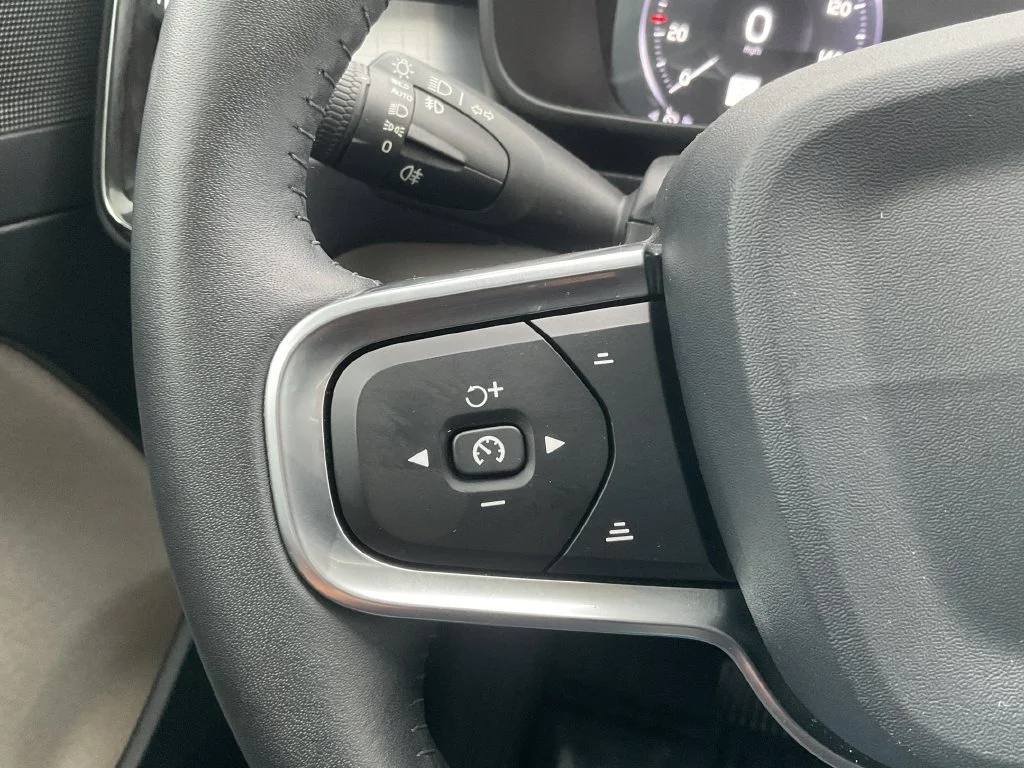 Used 2020 White Volvo Momentum image 25