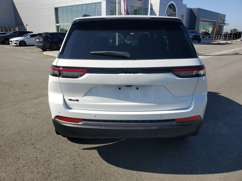 New 2026 Bright White Clear-Coat Exterior Paint Jeep Altitude image 4