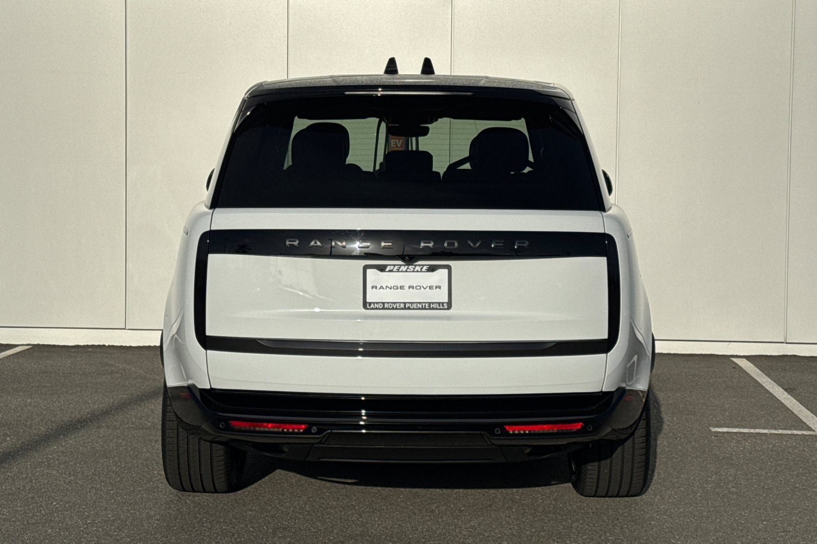 New 2026 Fuji White Land Rover SE image 4