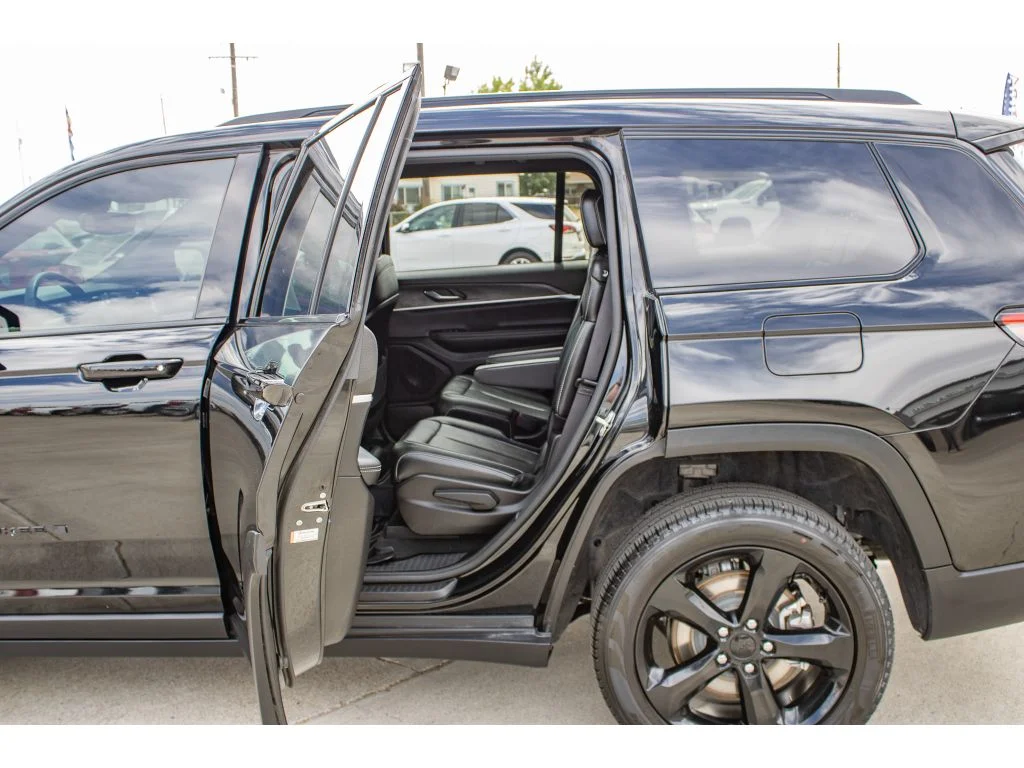 Used 2024 Diamond Black Crystal Pearlcoat Jeep Limited image 19
