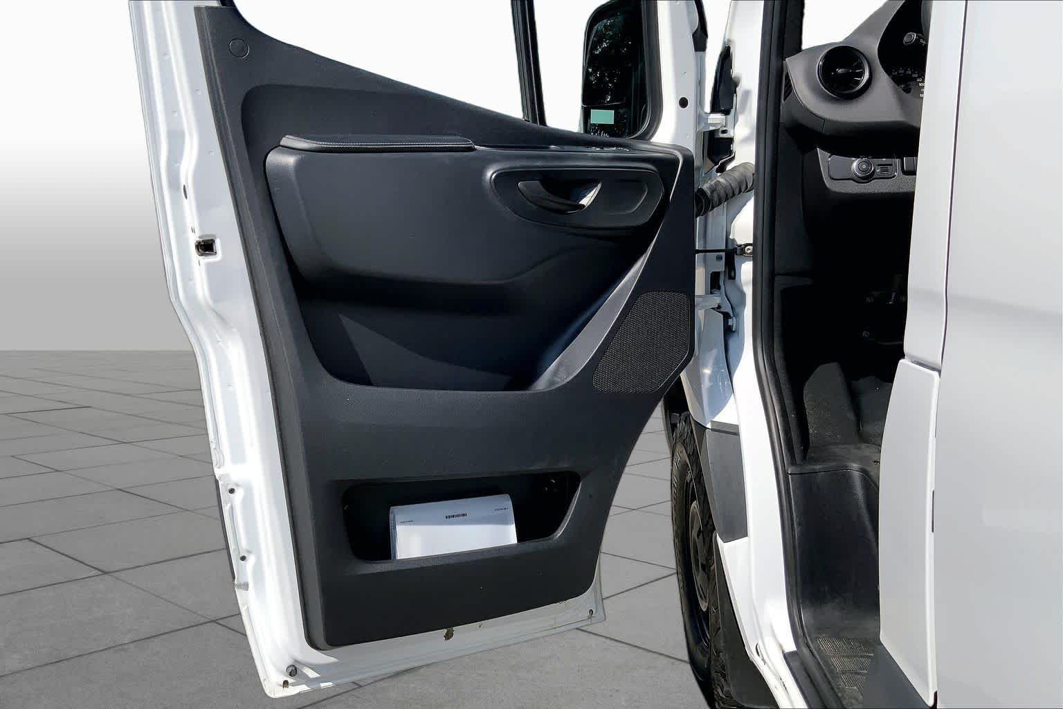 Used 2022 Arctic White Mercedes-Benz  image 23