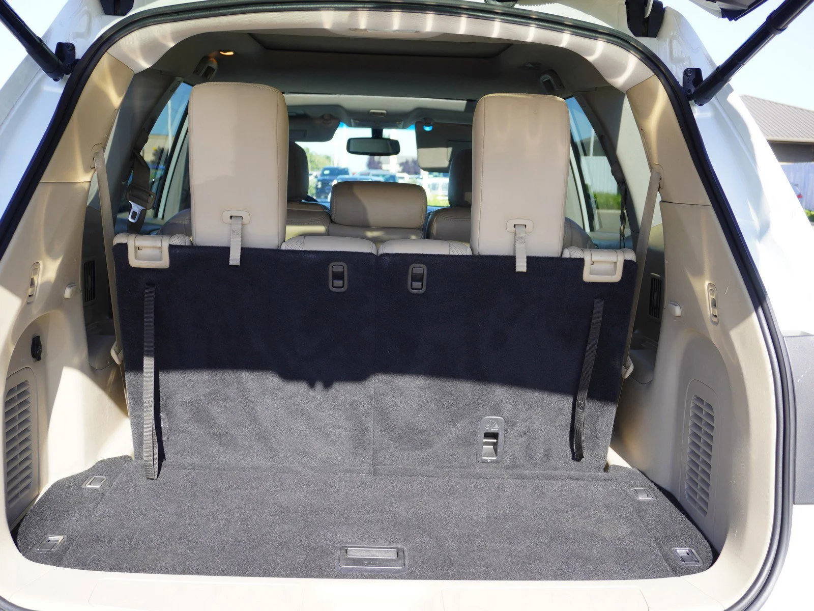 Used 2016 Pearl White Nissan Platinum image 11