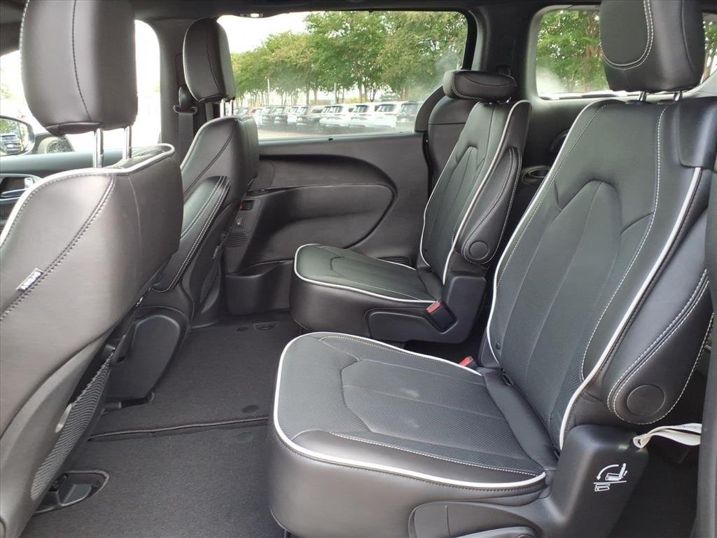 New 2026 Diamond Black Crystal Pearl-Coat Exterior Paint Chrysler Limited image 25