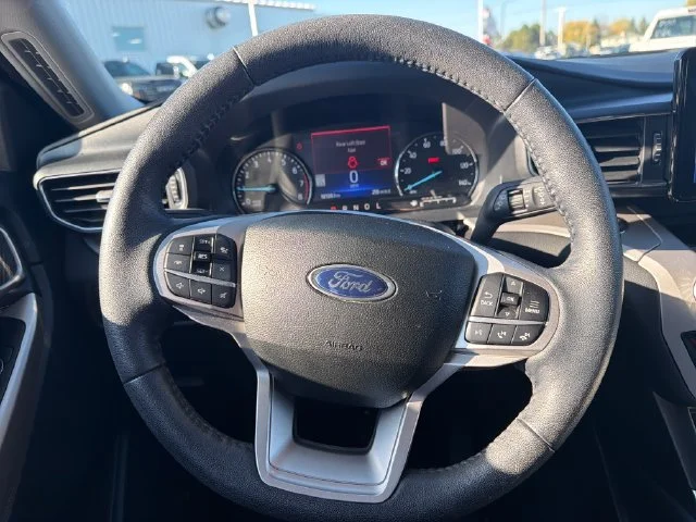 Used 2023 Red Ford XLT image 17