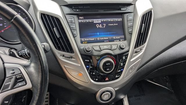 2015 Hyundai Veloster Base - Photo 18