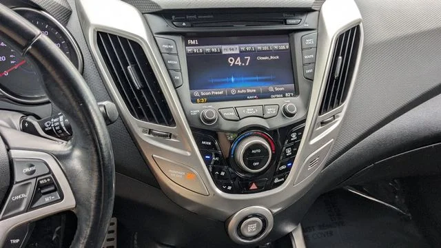 2015 Hyundai Veloster Base - Photo 18