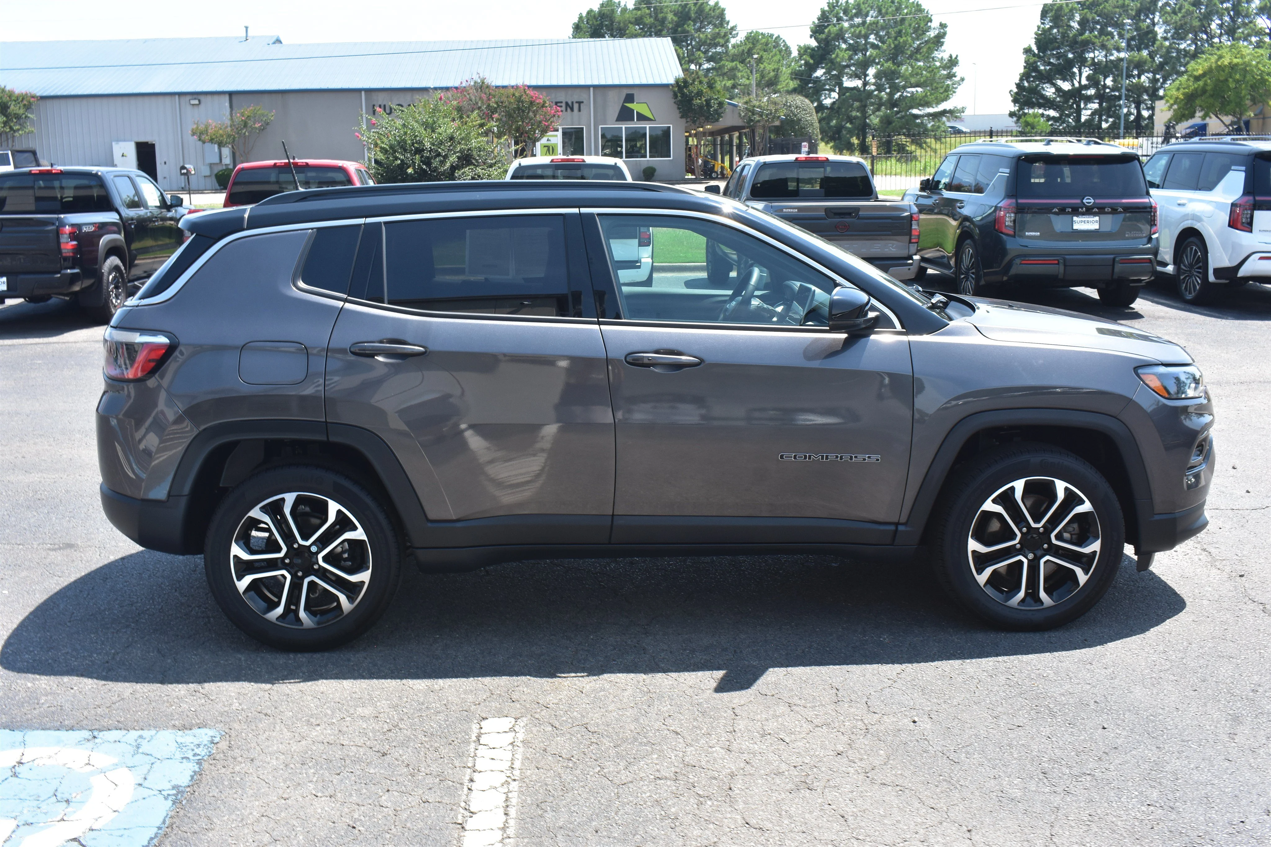 Used 2023 Granite Crystal Metallic Clearcoat Jeep Limited image 4