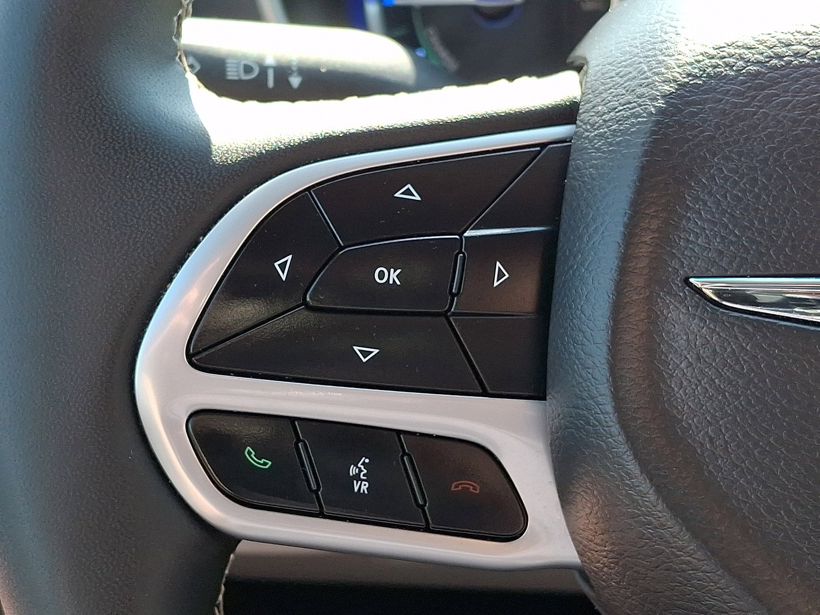 Used 2024 Silver Mist Clearcoat Chrysler Hybrid Select image 21
