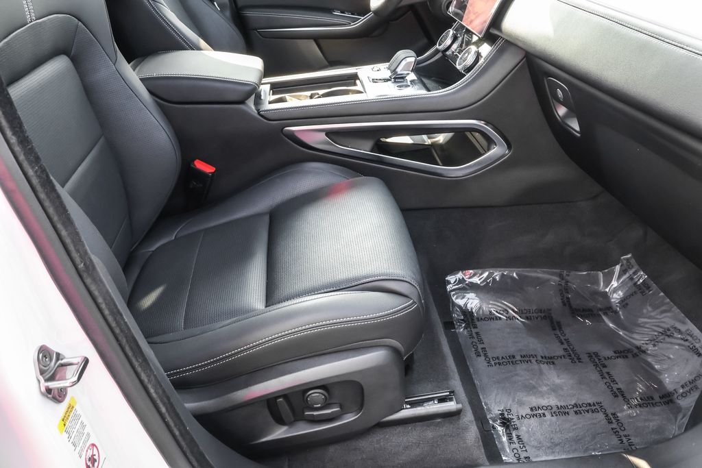 Used 2024  Jaguar P400 R-Dynamic S image 39