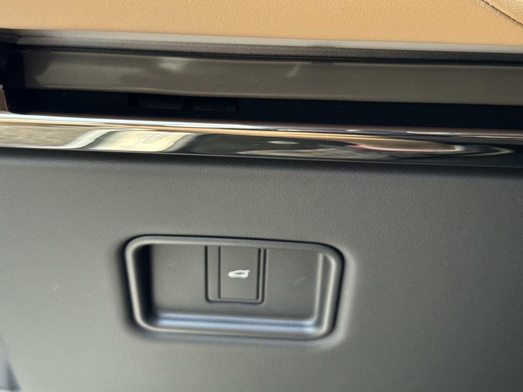 New 2026 Fuji White Land Rover Dynamic SE image 30