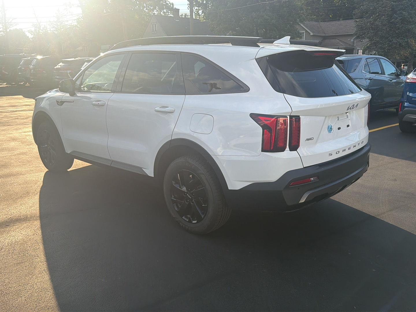 Used 2022 Glacial White Pearl Kia  image 3