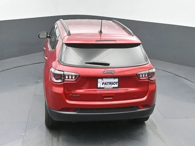 New 2026 Red Hot Pearl-Coat Exterior Paint Jeep Latitude image 36