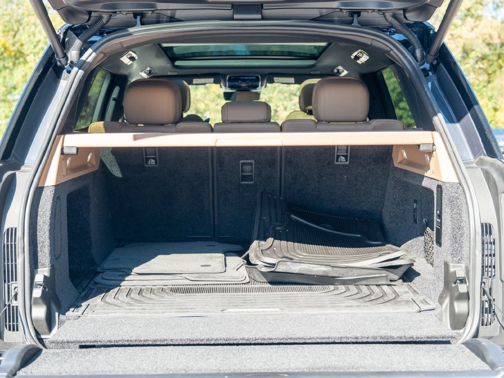 Used 2025  Land Rover SE image 38