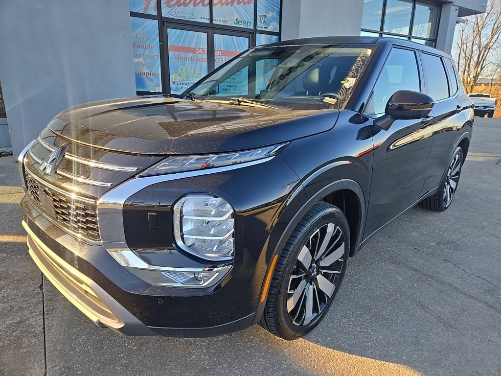 Used 2025 Mitsubishi Outlander SE with VIN JA4J4VA88SZ028423 for sale in Kansas City