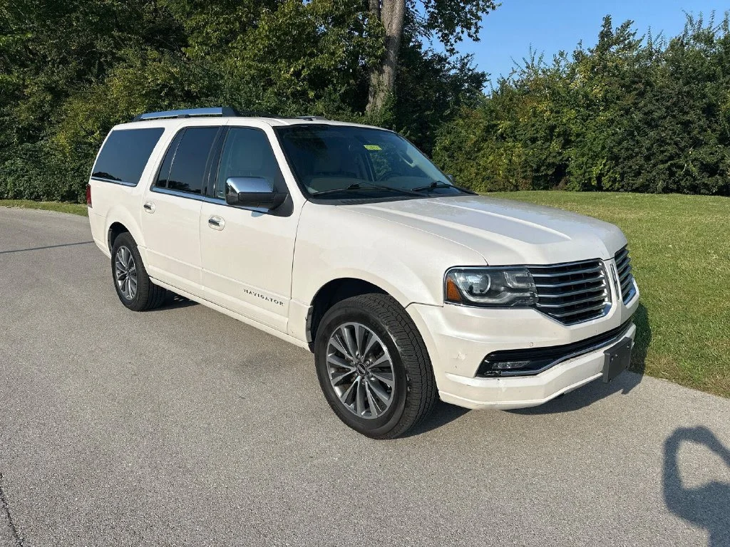 Used 2015 White Lincoln Base image 1