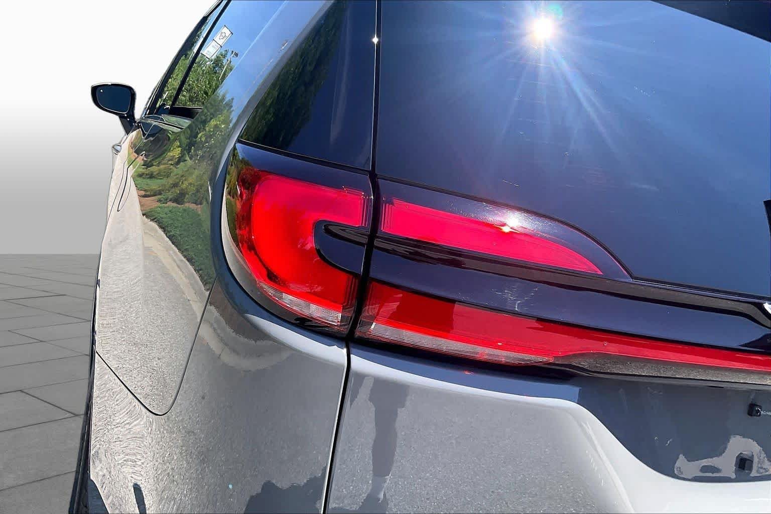 Used 2023 Ceramic Gray Clearcoat Chrysler Hybrid Pinnacle image 29