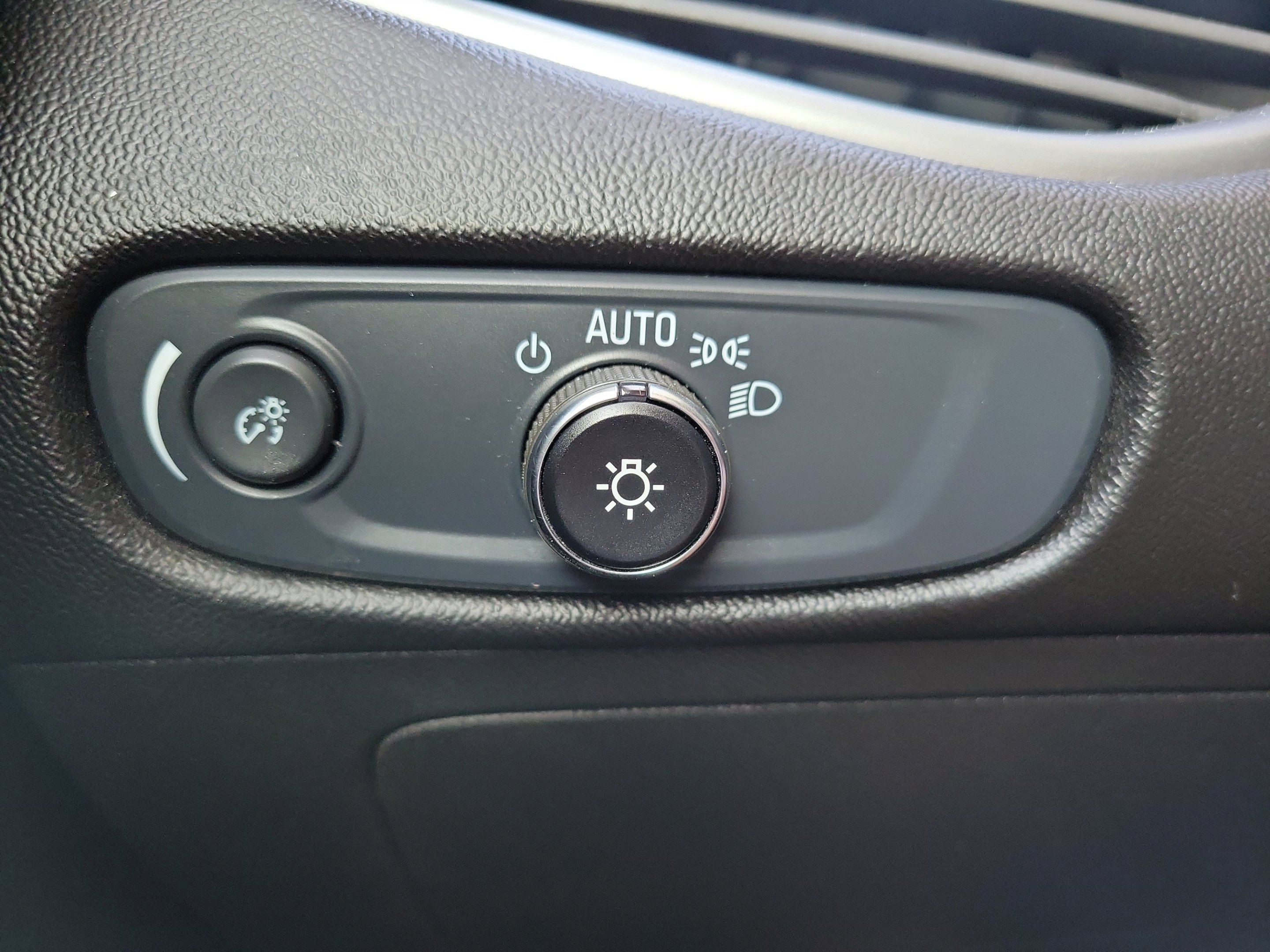 Used 2024 Summit White Chevrolet LT image 26