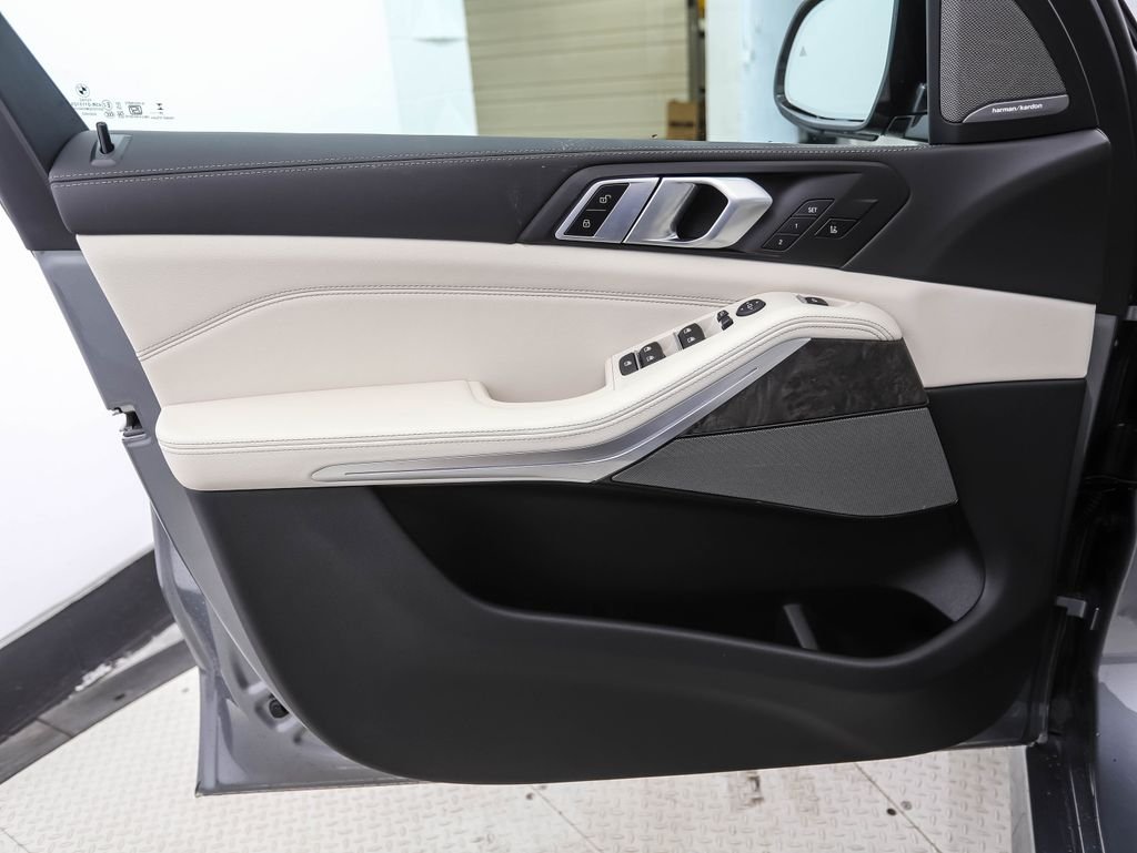 New 2026 Gray Metallic BMW xDrive40i image 9