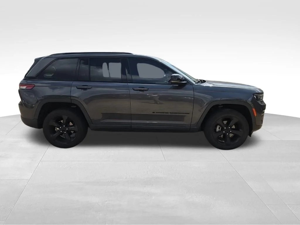 Used 2023 Gray Jeep Altitude X image 5