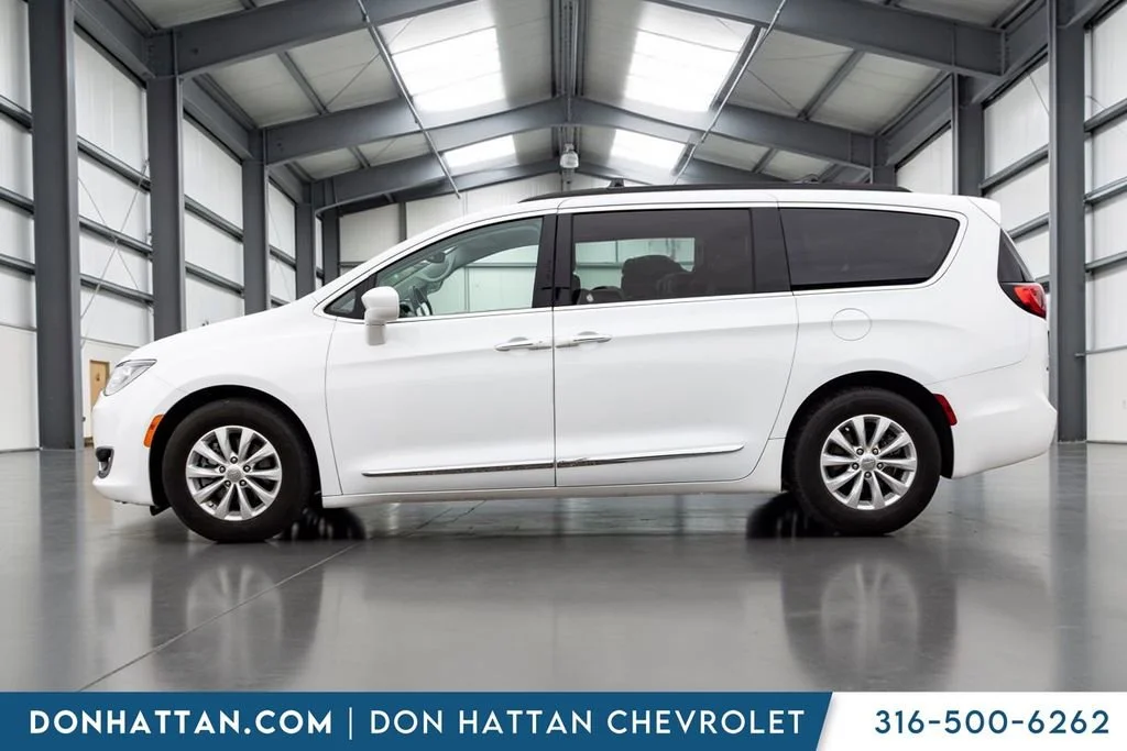 Used 2017 Chrysler Pacifica Touring-L with VIN 2C4RC1BG0HR704893 for sale in Park City, KS