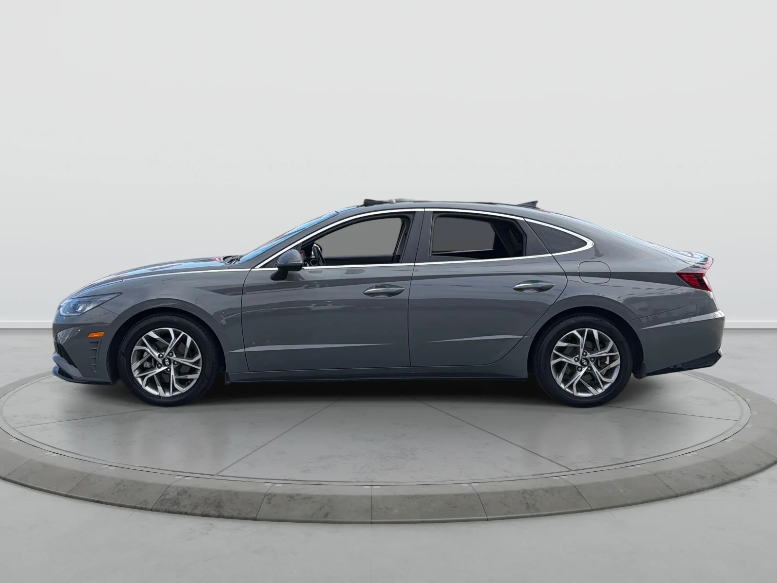Used 2021 Gray Hyundai SEL image 4