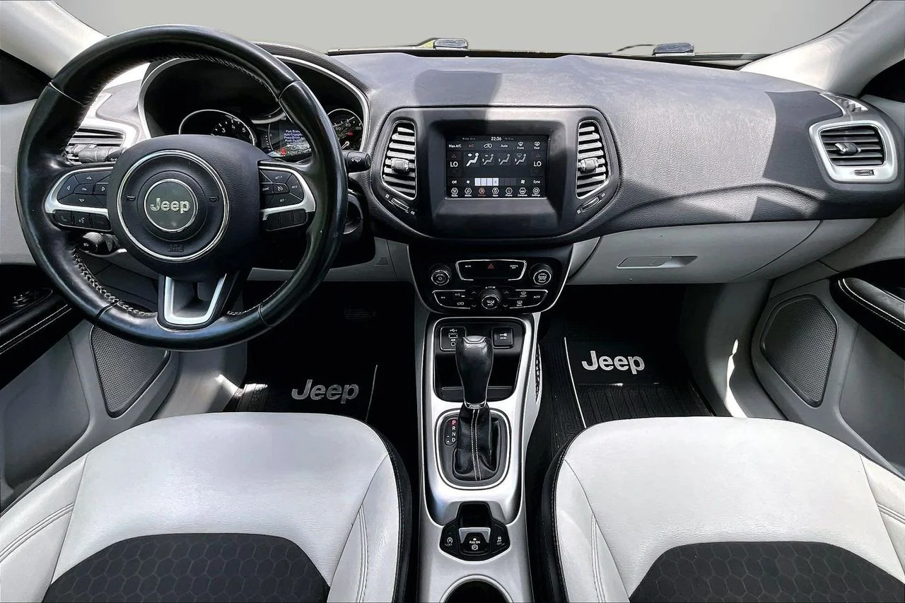 Used 2019 Silver Jeep Latitude image 14