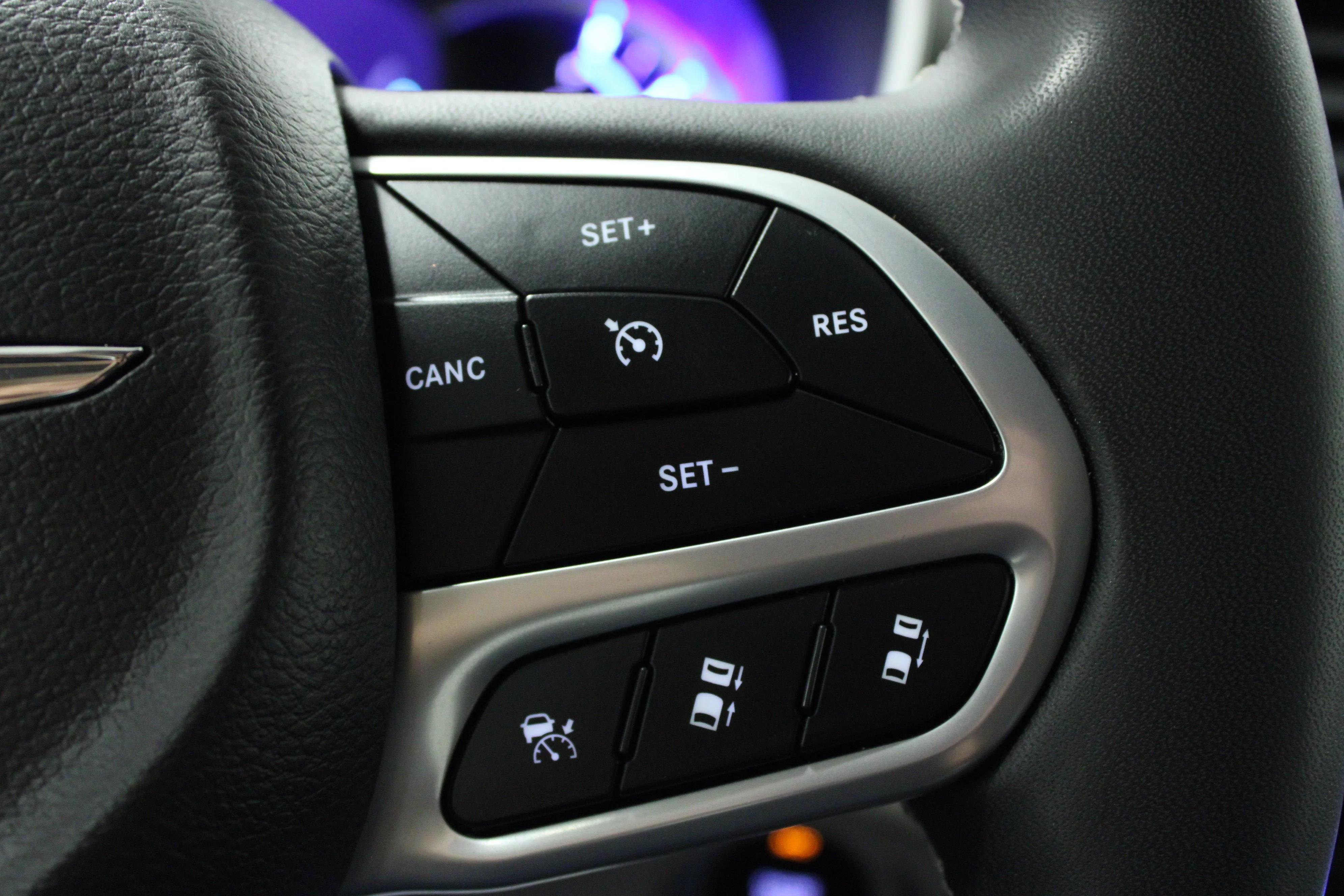 Used 2023 Brilliant Black Crystal Pearlcoat Chrysler Hybrid Touring L image 22