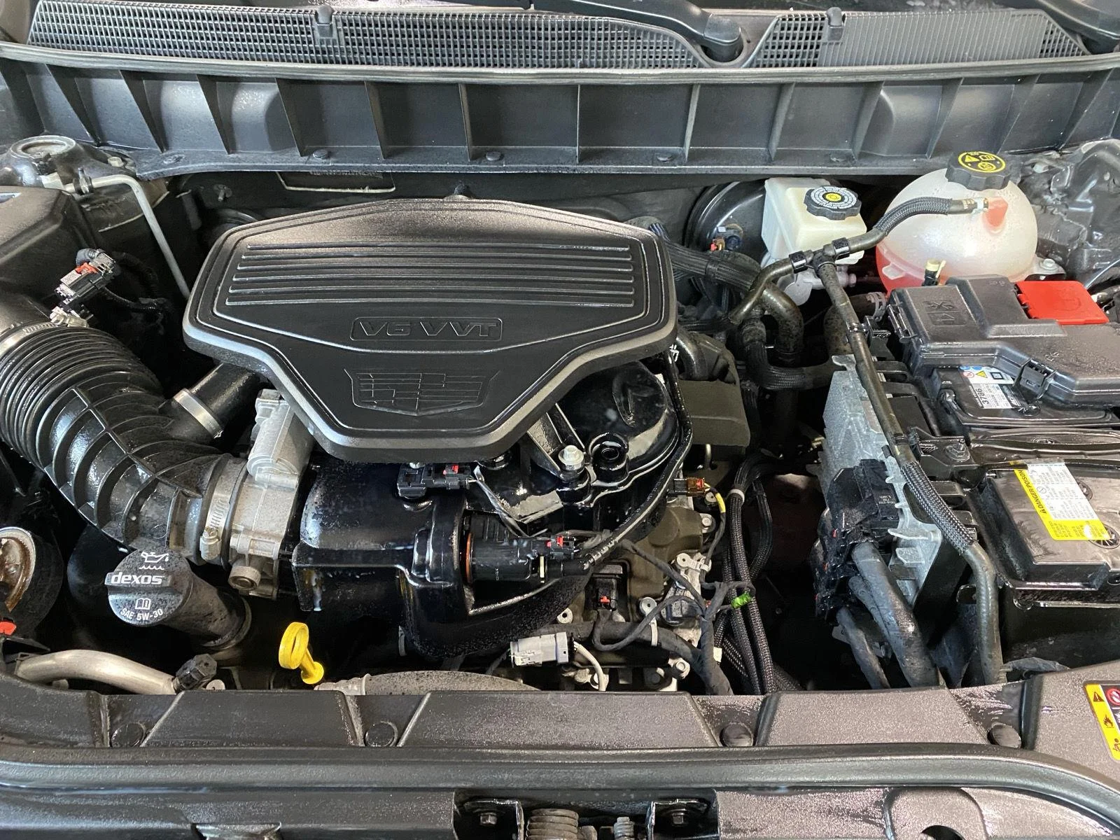 Used 2018 Dark Granite Metallic Cadillac FWD image 9