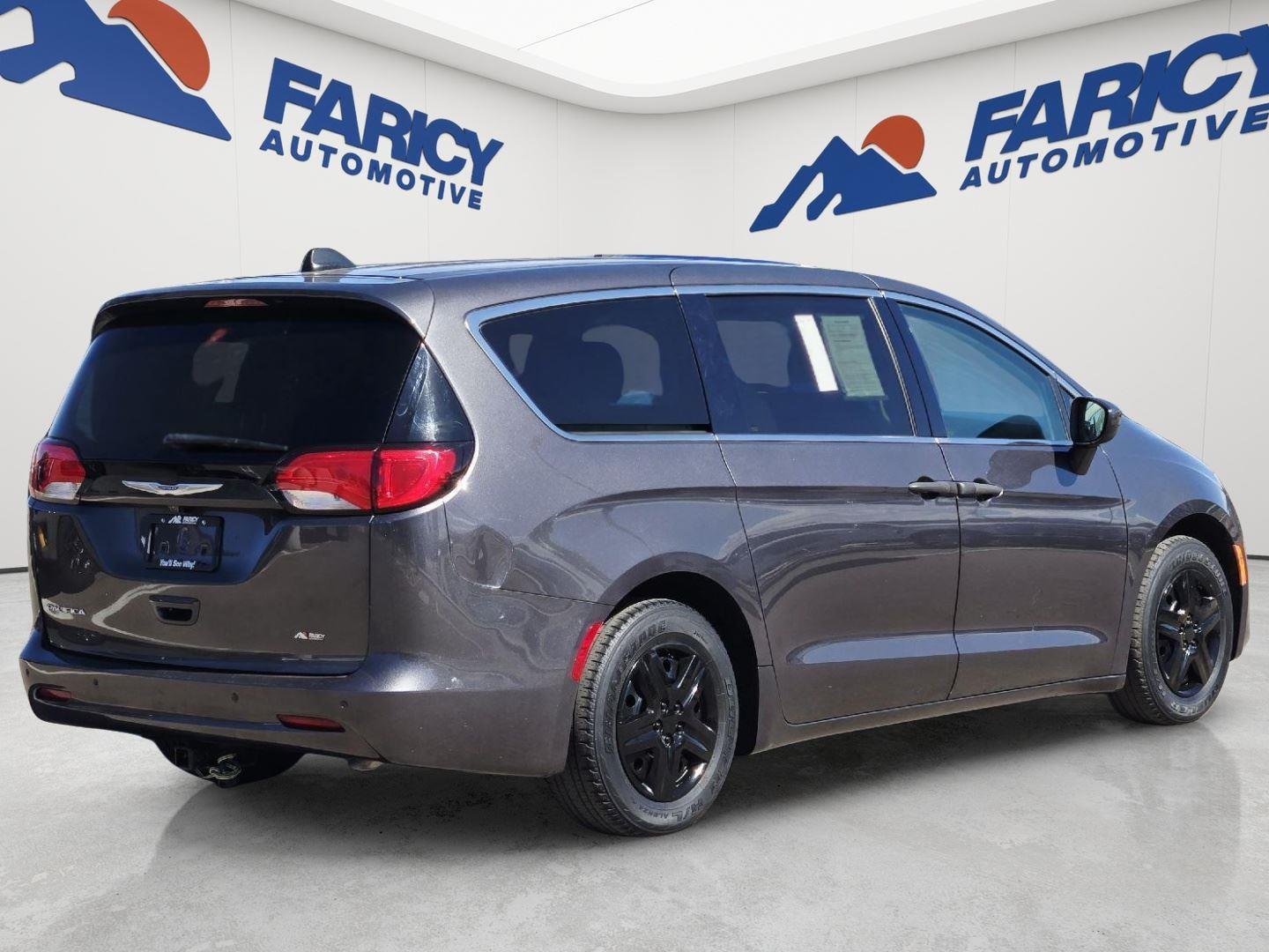 Used 2019 Granite Crystal Metallic Clearcoat Chrysler L image 5