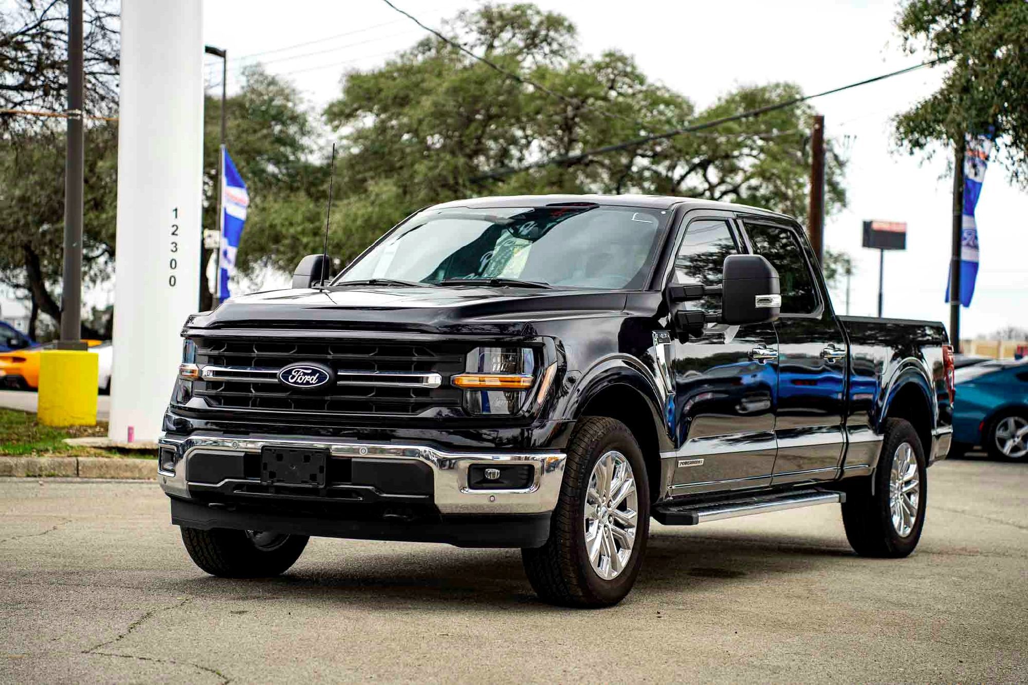 New 2025 Agate Black Metallic Ford XLT image 7
