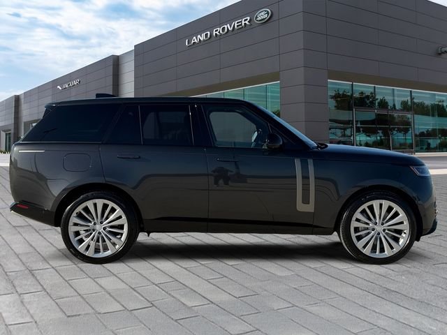Used 2025  Land Rover SE image 6