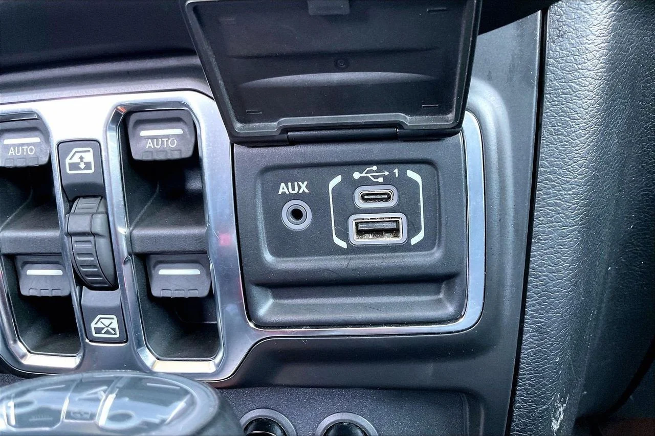 Certified Used 2018 Silver Jeep Sahara image 18