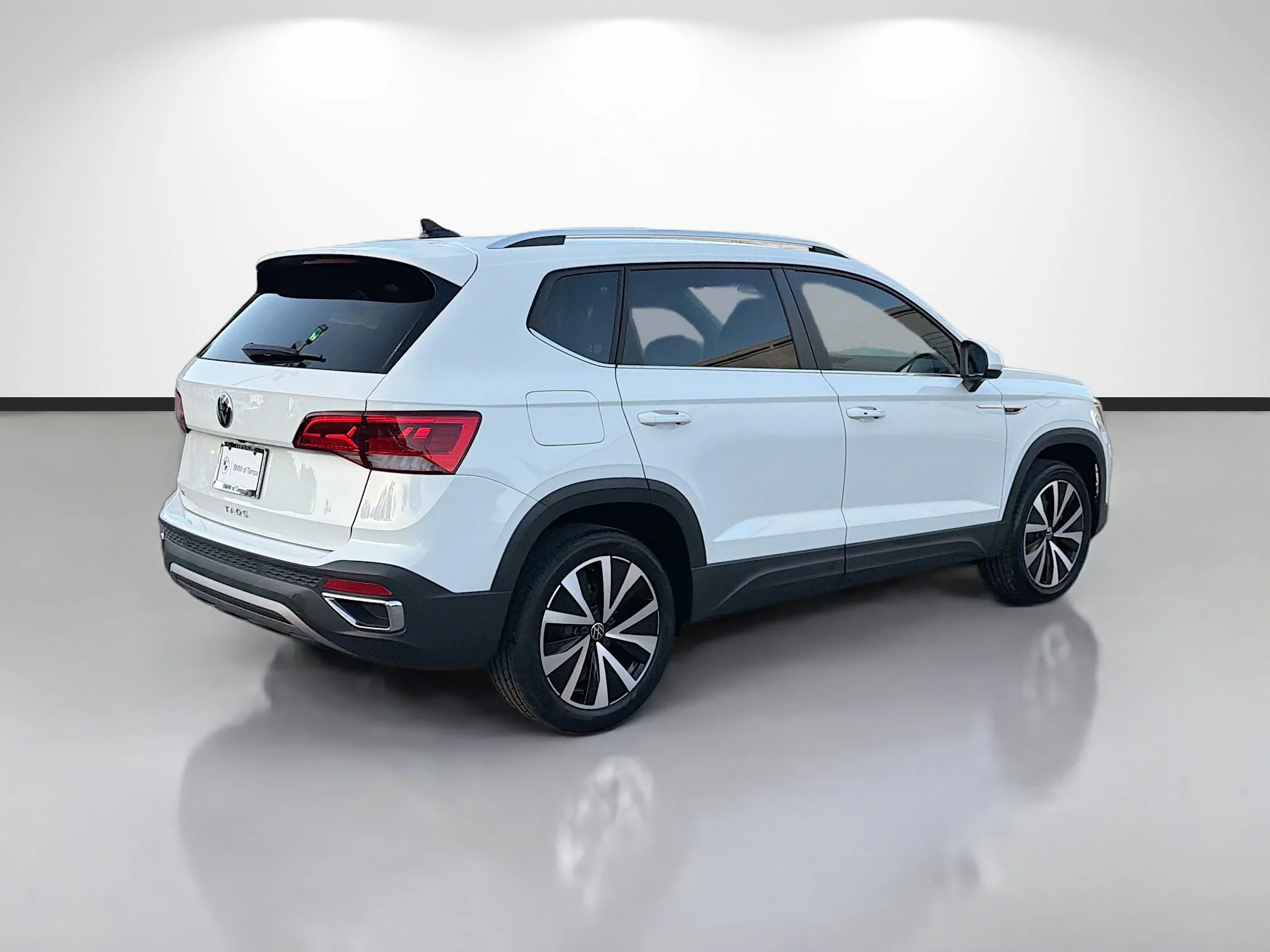 Used 2023 Pure White Volkswagen SE image 3