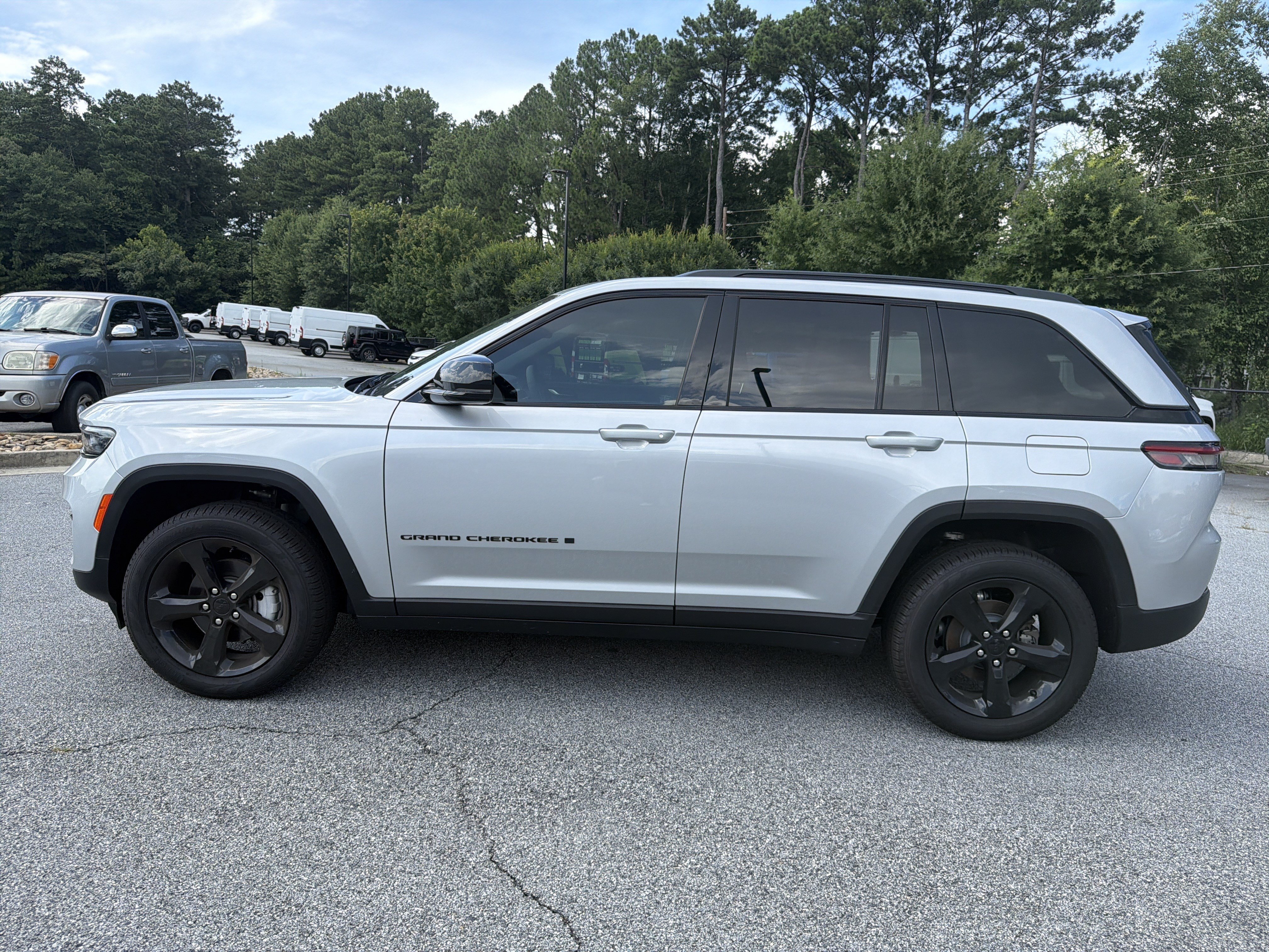 New 2025 Silver Zynith Exterior Paint Jeep Limited image 4