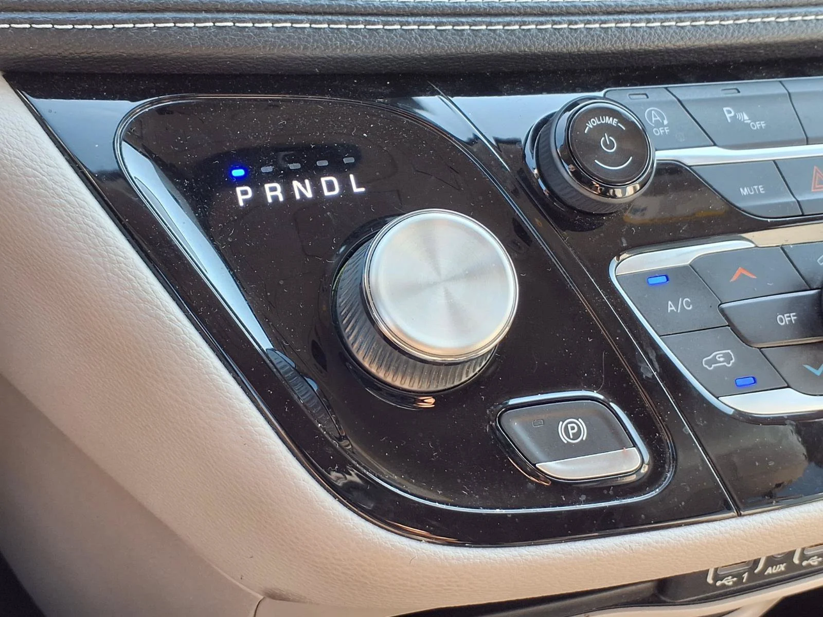 Used 2021 Luxury White Pearlcoat Chrysler Touring L image 13