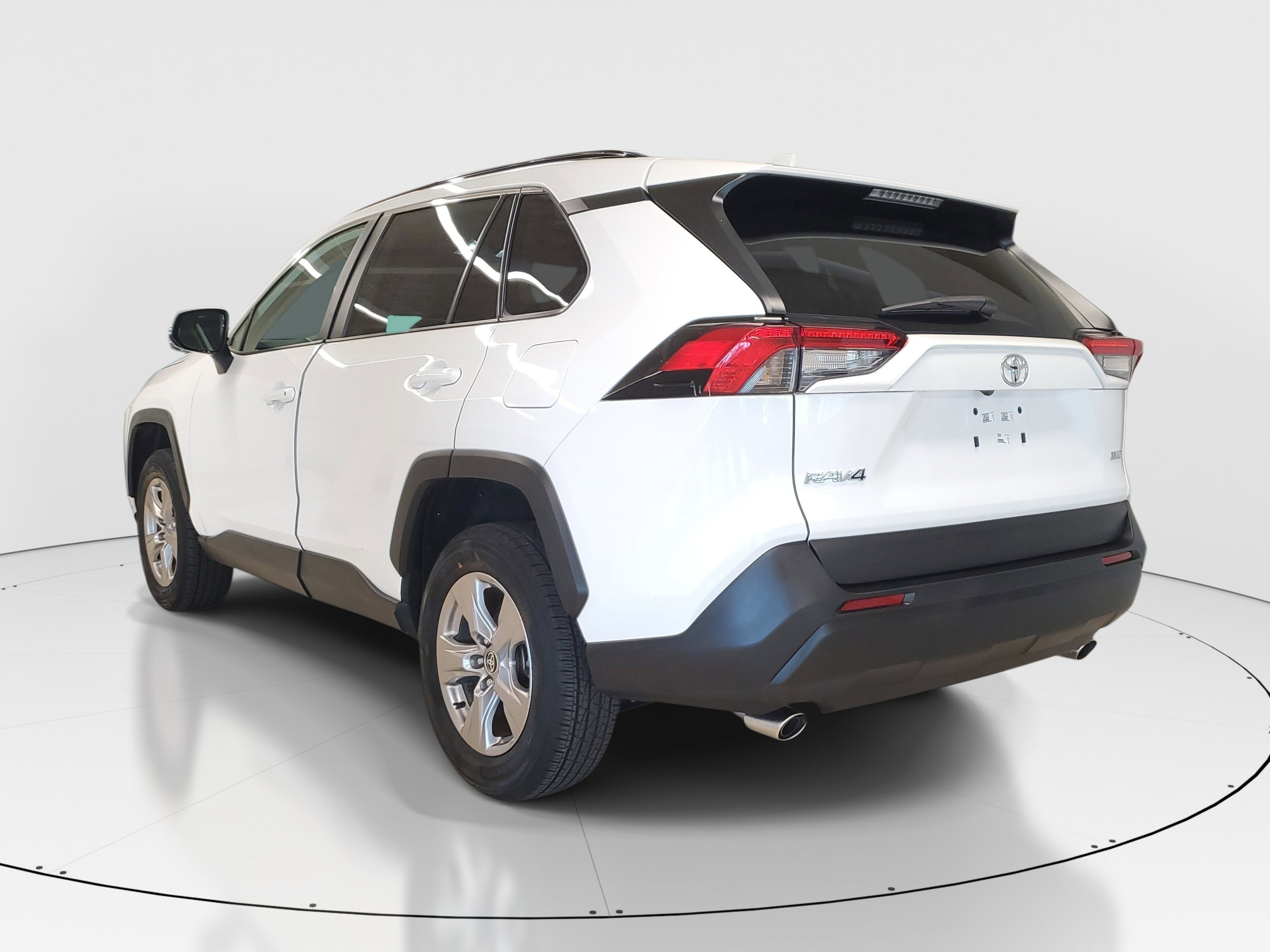 Used 2023 Ice Toyota XLE image 4