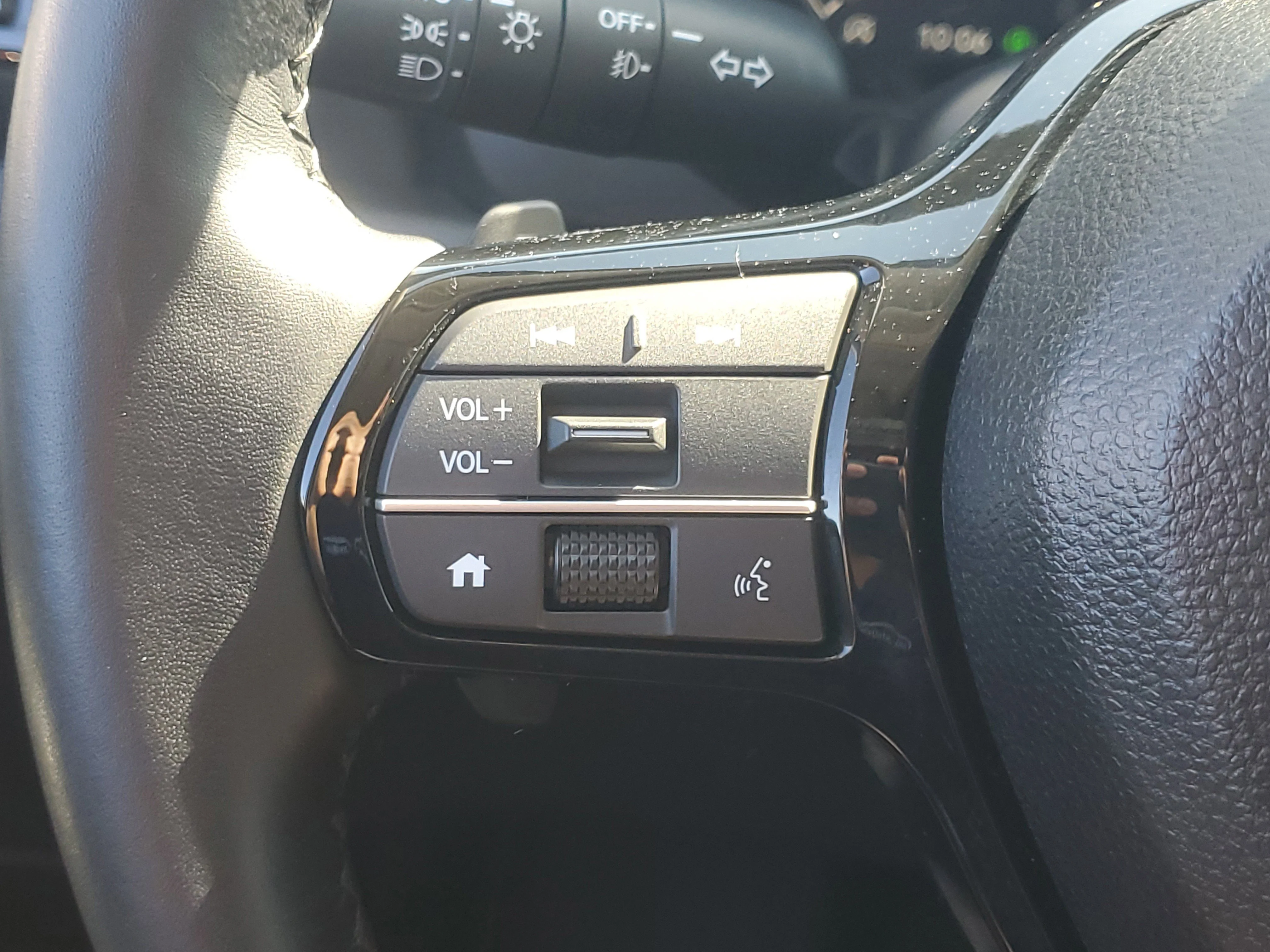 Used 2025 Platinum White Pearl Honda Touring image 22