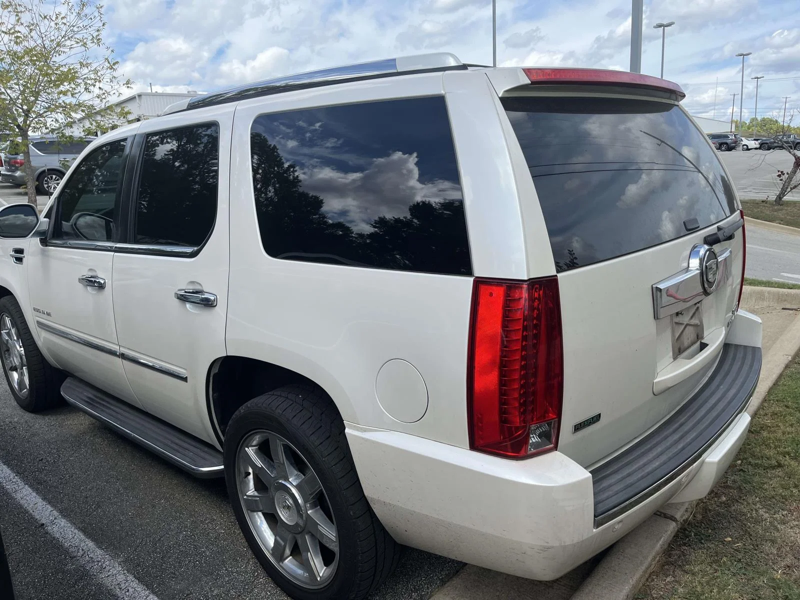 Used 2011 White Cadillac 2WD 4dr Luxury image 3