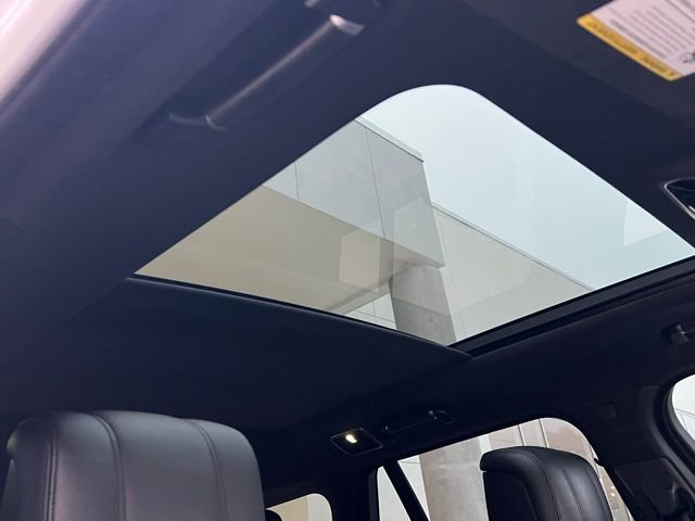 Used 2018 White Land Rover HSE image 33
