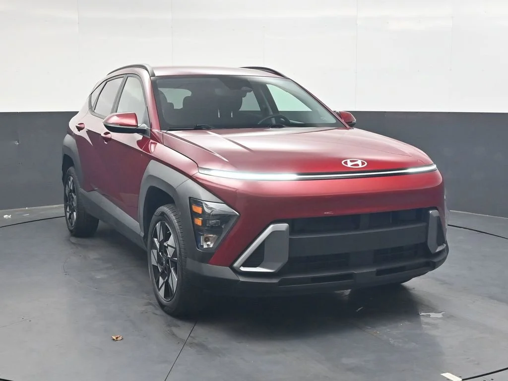Used 2025 Red Hyundai SEL image 2