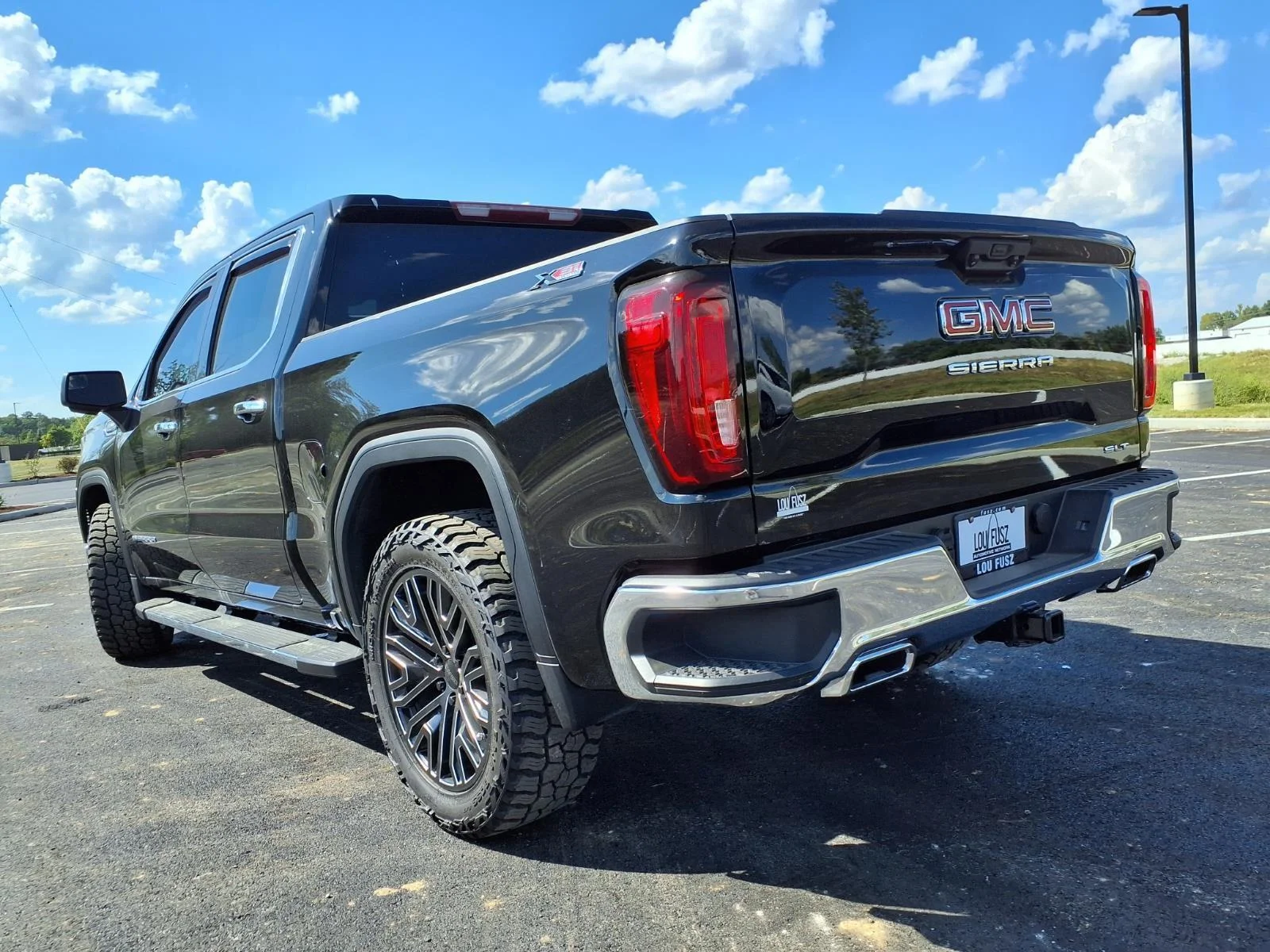 Used 2023 Onyx Black GMC SLT image 29