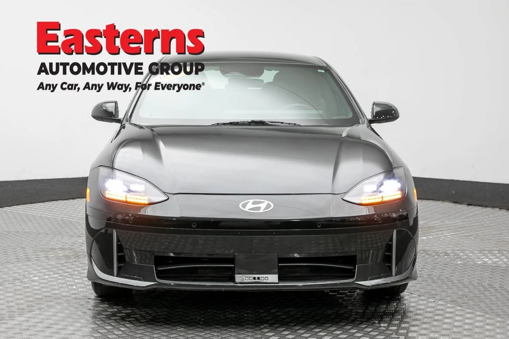 Used 2024 Green Hyundai SE image 2