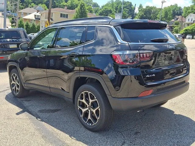 New 2026 Diamond Black Crystal Pearl-Coat Exterior Paint Jeep Limited image 3