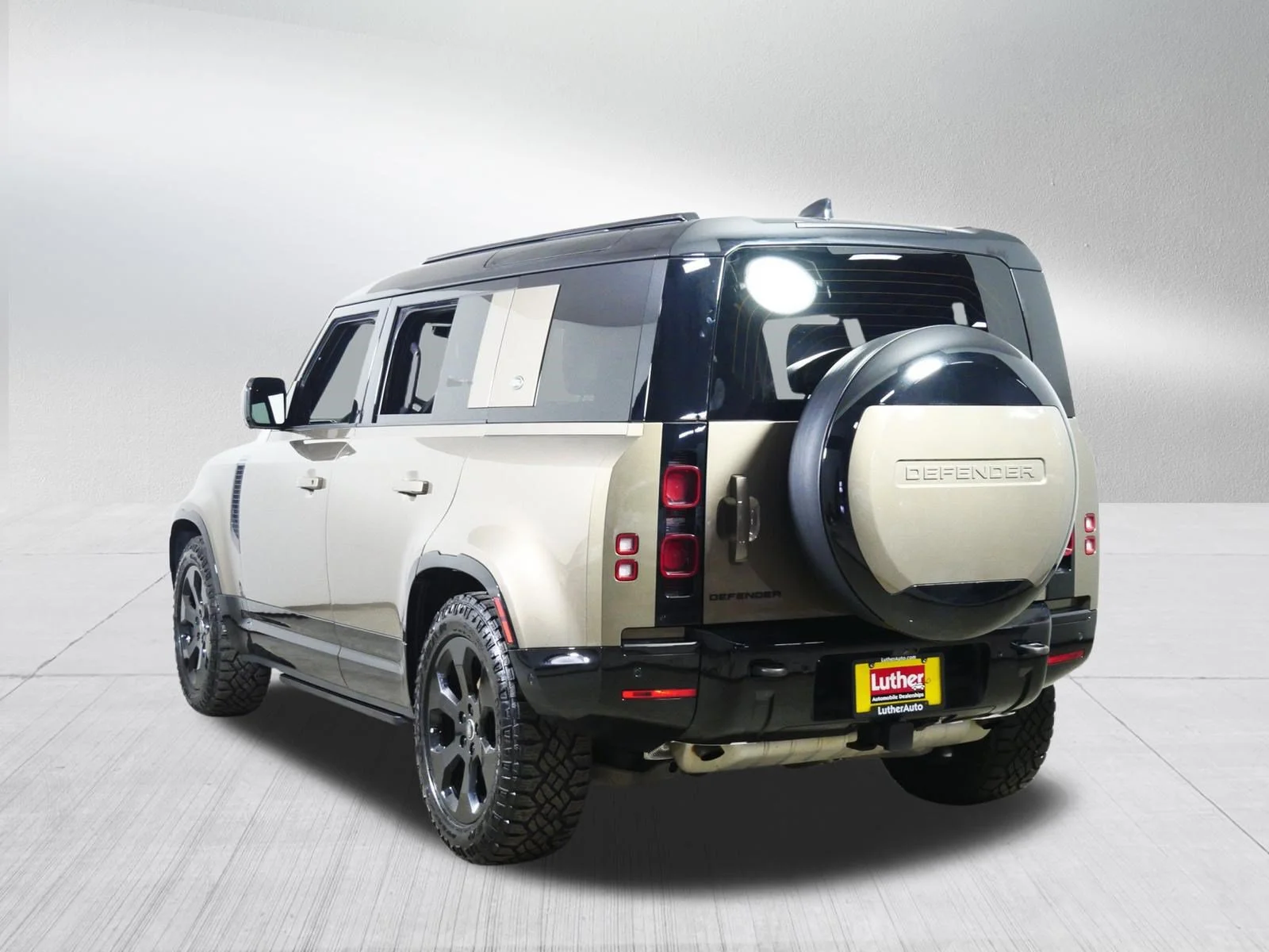 Used 2024 BRONZE Land Rover X-Dynamic SE image 5