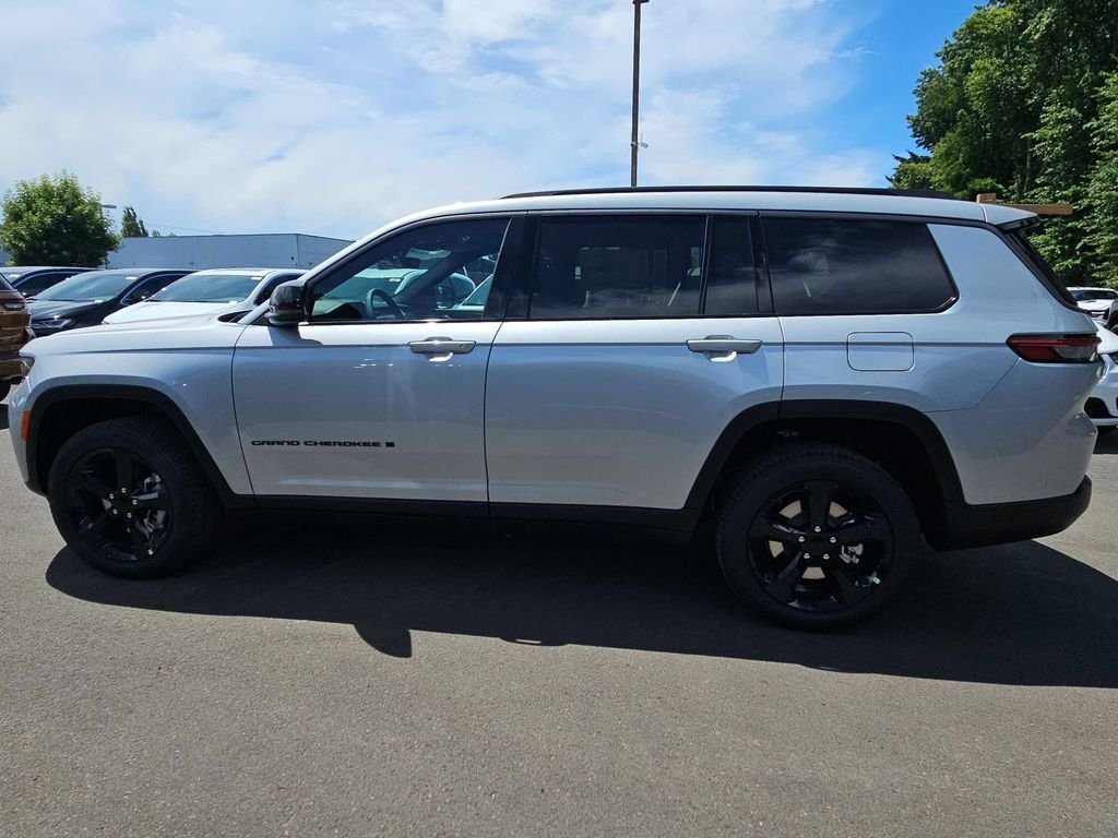 New 2026 Silver Zynith Exterior Paint Jeep Limited image 4