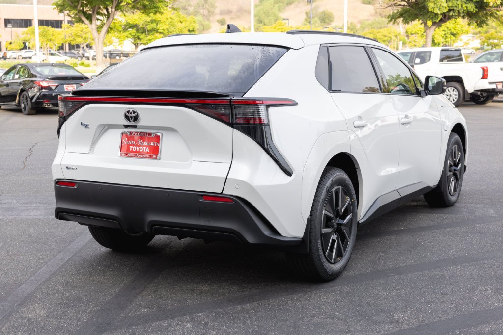 New 2026 Wind Chill Pearl <sup>1</sup> Toyota  XLE image 5