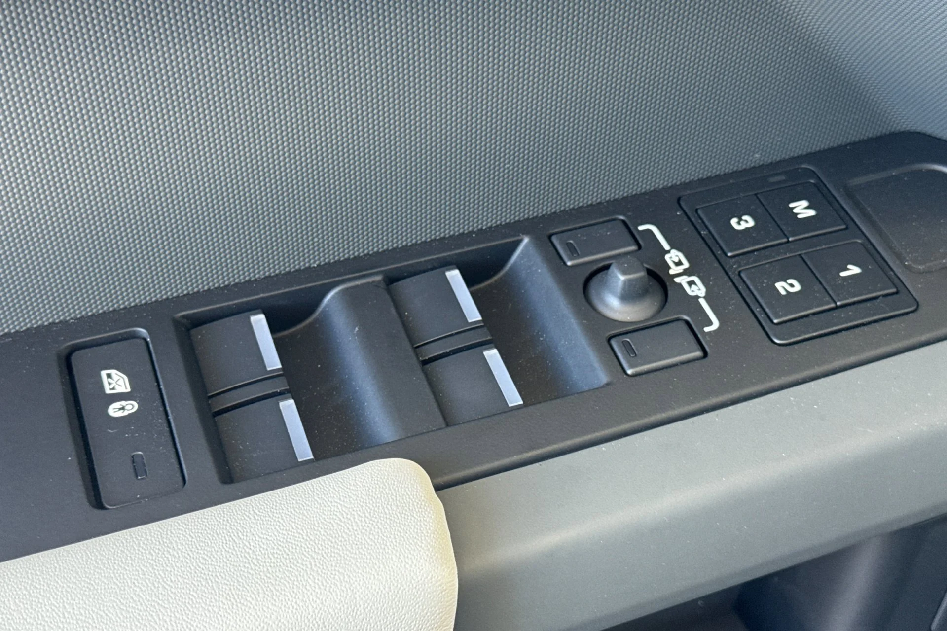 New 2026 WOOLSTONE GREEN Land Rover X-Dynamic SE image 15